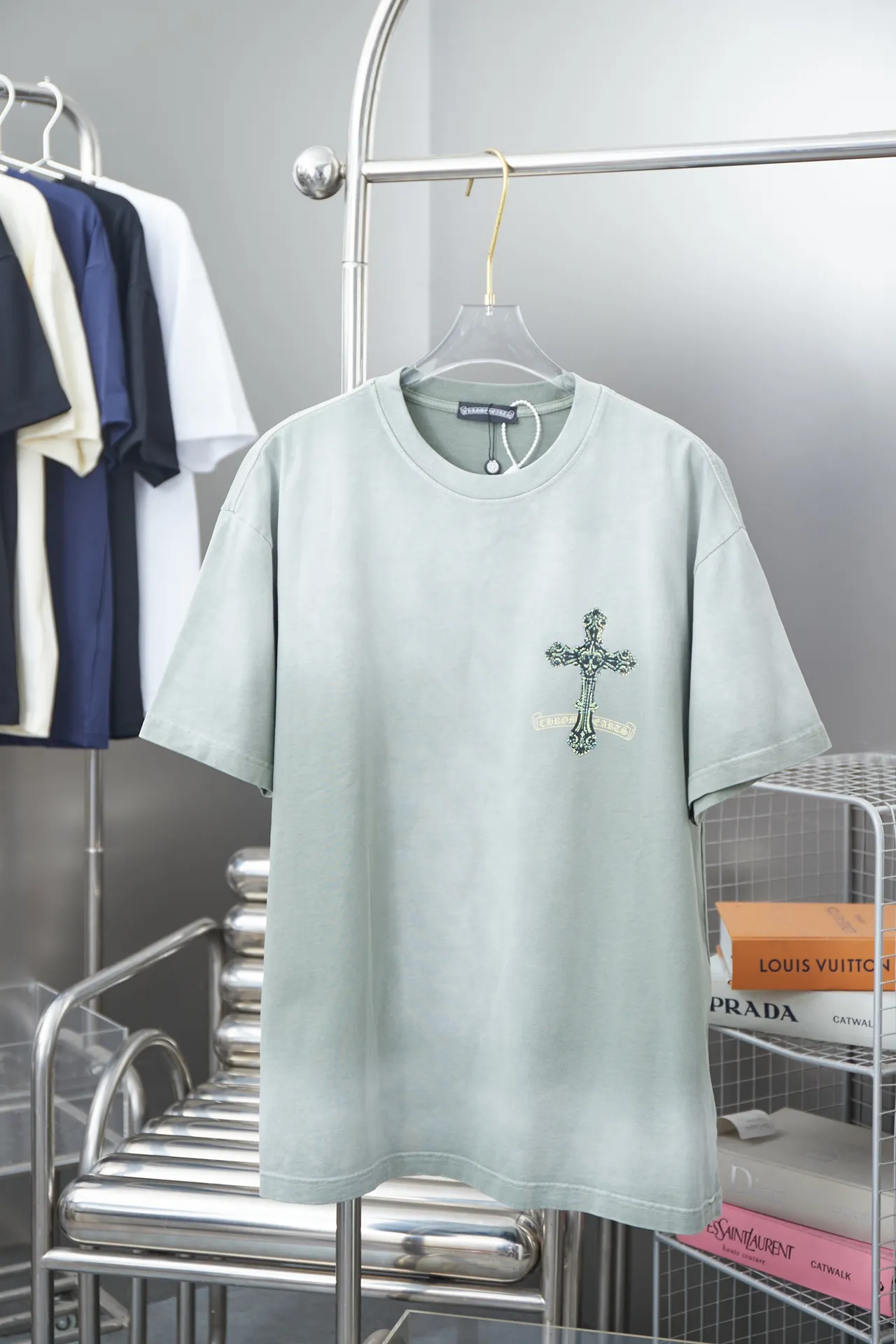 🅿️220 Ch*ome Hearte CH 25SS early spring new model, hot diamond cross pattern short sleeves, light luxury, essential item for daily commuting for men and women, correct version, welcome to compare, detailed features · 280g 100% pure cotton double yarn jersey fabric · Special thickened 32 pieces of double-strand 1X1 thread in the same vat custom dyeing · Kangli digital printing ➕Imported Australian matte pearlescent diamonds. Ready-made garments are dyed. Then do the faded fried snowflake process and then wash it to make it look old. General washing improves the effect · Double-needle stitching across seams · Original main mark washed tag brand moisture-proof paper packaging Color: black/dark sapphire blue/coffee/military green Size: S/M/L/XL